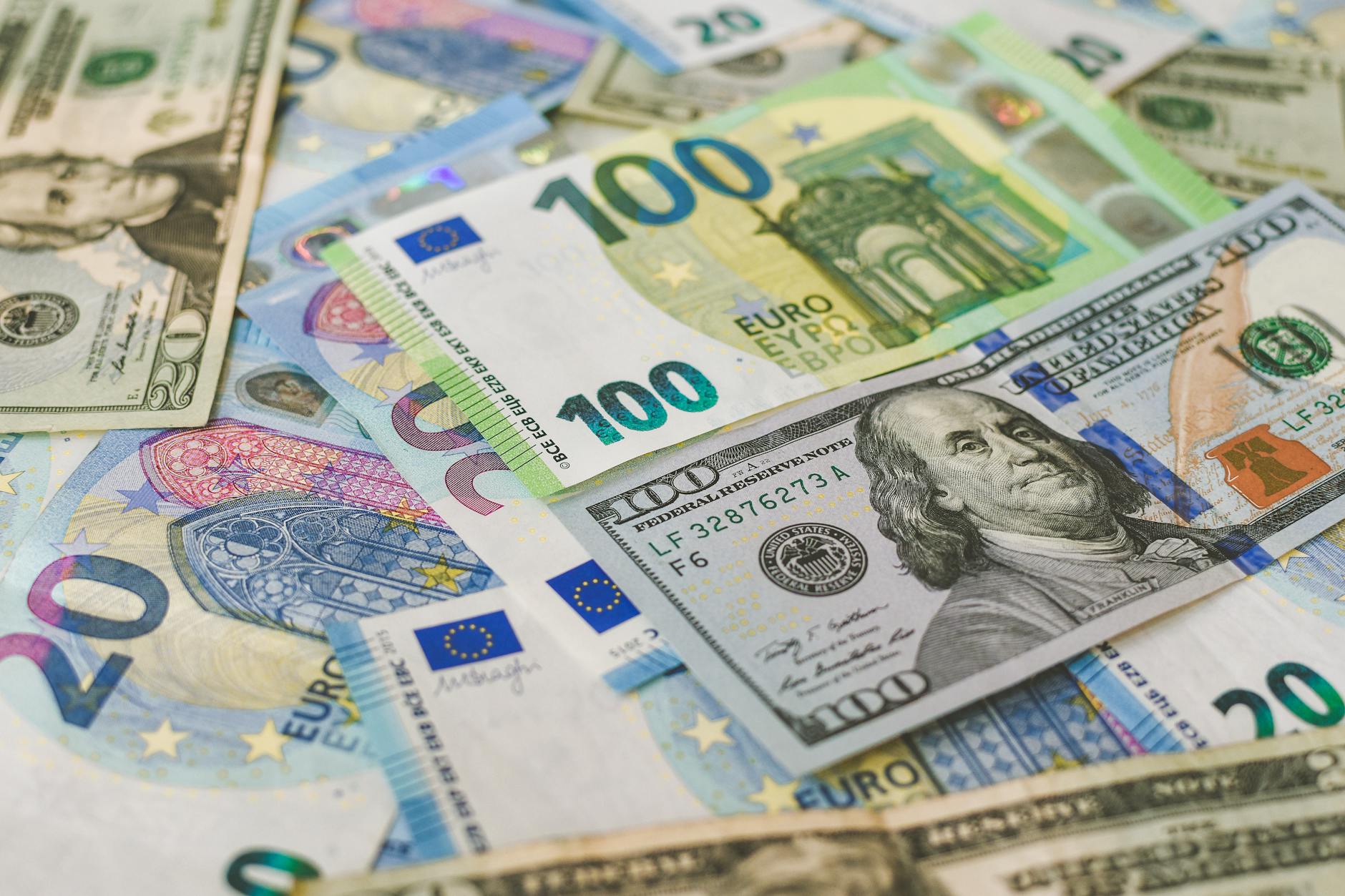 Kaip atpažinti falsifikuotą pinigą: banknotų apsaugos elementai